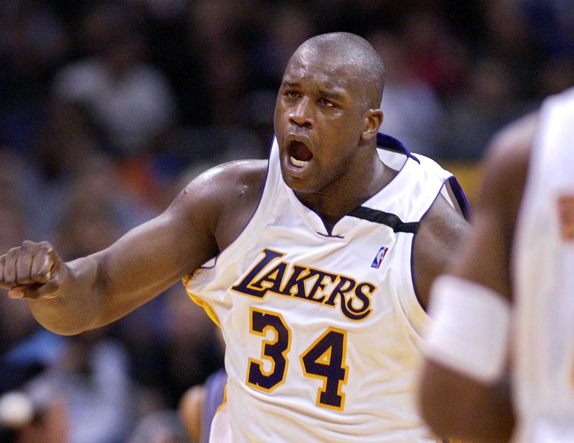 皇马主场0比2塞尔塔，心态失衡红牌左右赛果，三大进攻利器哑火（皇马主场0-2负塞尔塔：心态失衡引发红牌，三大进攻点集体哑火）