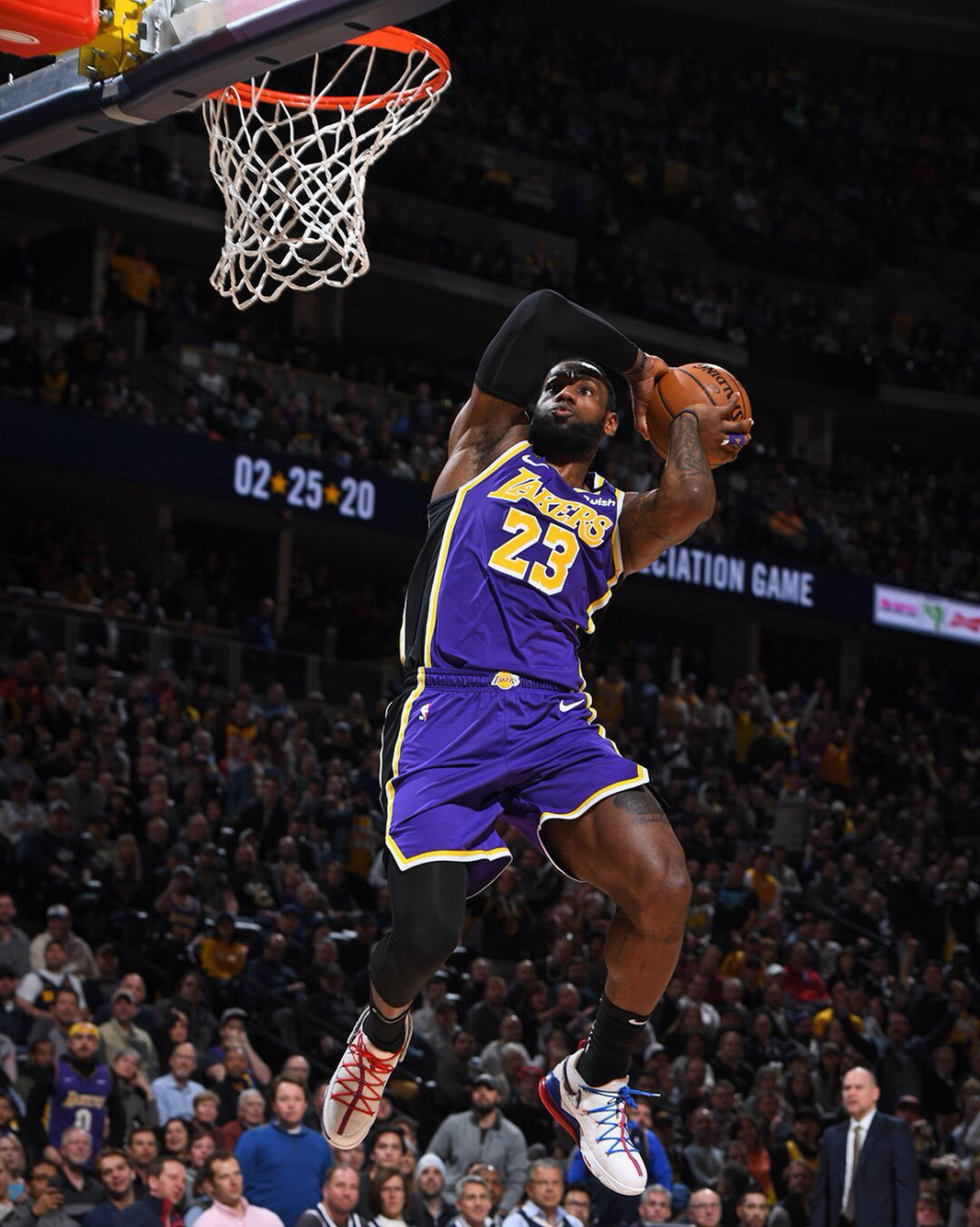 0-2大冷门！14亿豪门主场轰然倒下5轮1胜两大边后卫染红+中卫重伤（0-2爆冷！身价14亿豪门主场折戟，近5轮仅1胜，双边后卫染红+中卫重伤）