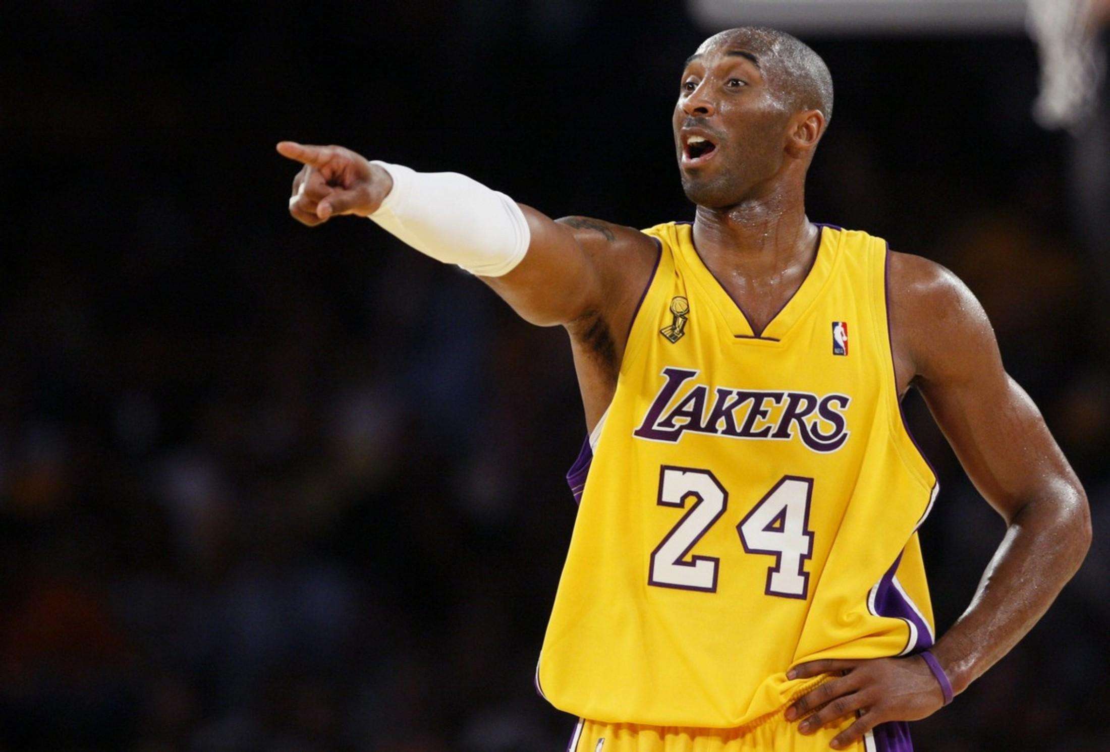 邮报：埃德森在土超遭水杯“轰炸”，欲将水杯踢回看台表不满（邮报：土超赛场遭水杯袭扰，埃德森欲踢回看台以示不满）