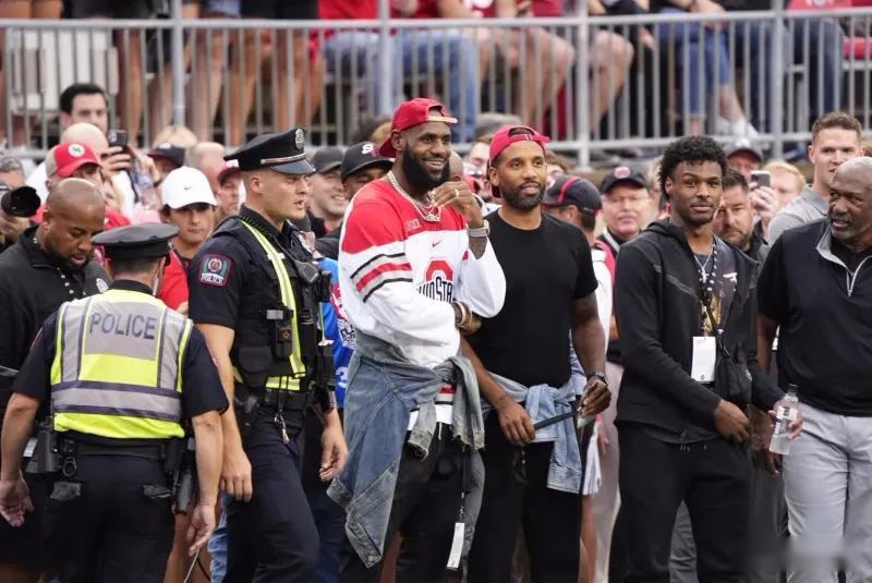 曼晚：卡塞米罗离队传闻不断升温，阿莫林想引入加拉格尔（曼晚：卡塞米罗离队风声愈浓，阿莫林有意引进加拉格尔）