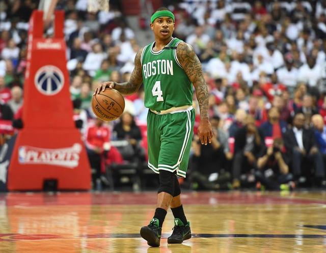 庆祝波兰独立日，莱万将纽约帝国大厦点亮为白红色（莱万为庆祝波兰独立日点亮纽约帝国大厦白红灯光）