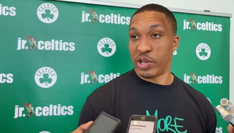 混团世界杯：日本队全场被中国观众针对，张本智和的表情亮了！（混团世界杯现场：中国观众全程施压日本队，张本智和表情成焦点）